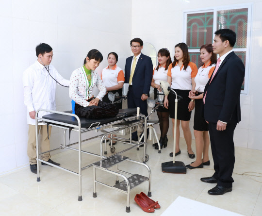 한화생명이 베트남 북부 호아빈성 낌보이구 낌쭈이면에 신축 기증한 보건소에서 지역 주민이 진료를 받고 있다.  한화생명 제공